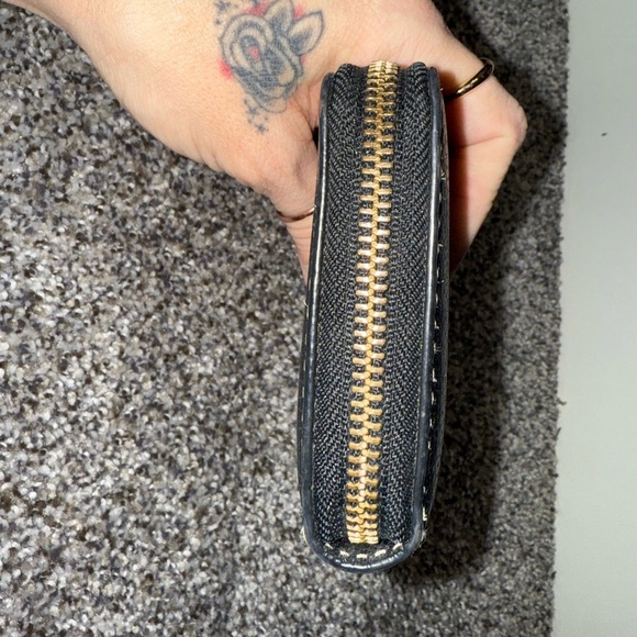 Marc Jacobs black leather zip around walker with lock - Picture 5 of 12